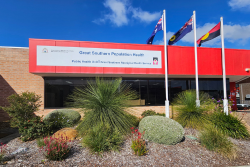 Exterior shot of the front entrance of Great Southern Population Health Service on Serpentine Road in Albany.