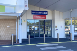 Exterior shot of the front entrance of Katanning Hospital.