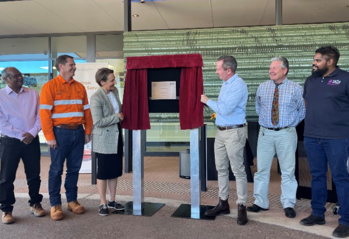 Premier, Health Minister, WACHS Chief Executive, community Elders and BHP representative unveil plaque commemorating opening of Newman Health Service